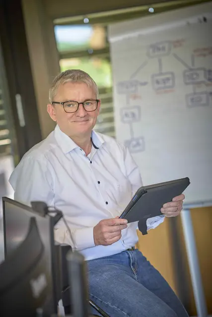 Martin Wenz ist seit 22 Jahren für das Elektrizitätswerk Mittelbaden tätig. Seit 1. Juli ist er dort Finanzvorstand. Die ersten Karriereschritte führten ihn allerdings in die Kreis- und Gemeindeverwaltung. Energie war aber schon damals ein wichtiges Thema.  | Foto: Michael Bode