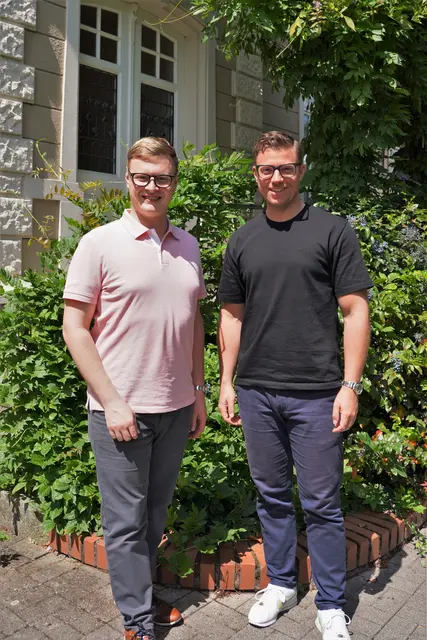 Willstätts neuer Bürgermeister Tobias Polley (links) besuchte Oberbürgermeister Gregor Bühler (rechts) im Oberkircher Rathaus zum Austausch über kommunale Zusammenarbeit.  | Foto: Tamara Fritsch/Stadt Oberkirch