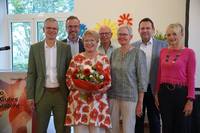 Rektorin Gudrun Weinberg wird (3. v. l.) wird verabschiedet. | Foto: Stadt Oberkirch