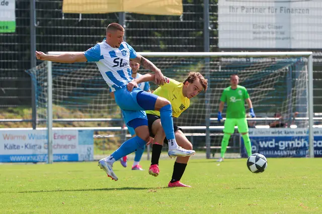 Der SV Oberachern (blaues Trikot) setzte sich im ersten Saisonspiel in der Oberliga Baden-Württemberg beim FSV Hollenbach mit 2:3 durch. | Foto: Ünver
