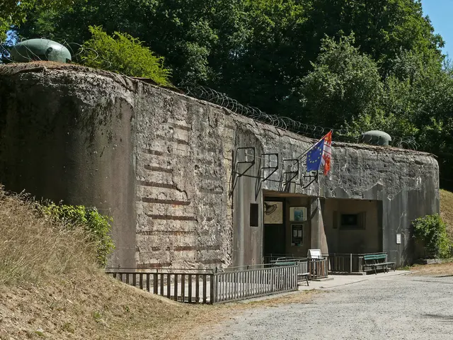 Der Eingangsbereich des Fort Four à Chaux.
Das Artilleriewerk wurde zwischen 1930 und 1939 in der Nähe des Ortes Lembach in einen Berg hineingebaut und liegt zwischen 25 und 30 Meter unter der Oberfläche. Seine Aufgabe war es, die französische Grenze gegenüber Deutschland abzusichern. Es hatte eine Besatzung von ca. 580 Mann.
Weitere interessante Informationen unter: https://forte-cultura.net/ansicht/getData/80 | Foto: Alfred Schramm
