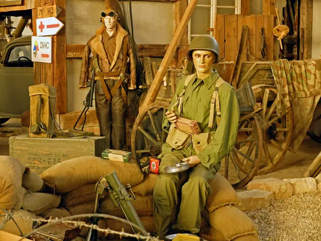 Im Großunterstand Hatten sieht man die unterschiedlichsten Ausrüstungsgegenstände, Uniformen und Fahrzeuge der amerikanischen, französischen und deutschen Soldaten. | Foto: Alfred Schramm