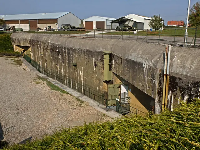 Das Großunterstandmuseum Hatten war eine in Beton und Stahl erichtete Kaserne der maginot-Linie zur Unterbringung von ca. 220 Soldaten. Er wurde ab 1930 erbaut und ausgestattet mit 28 Räumen, wie Schlafräumen, Küche, WC, Brunnen, Krankenstation, Heizraum und Maschinenraum. Das Museum erinnert auch an die Schlacht von Hatten vom 9. bis 21. Januar 1945. Hatten und Umgebung waren der Schauplatz der letzten Panzerschlacht in Frankreich. Dabei wurde der Ort fast total zerstört. | Foto: Alfred Schramm