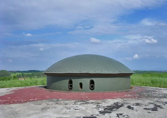 Hier sieht man eine ausgefahrene Panzerkuppel/Panzerturm des Artilleriewerks Schoenenbourg. Die Panzerkuppeln konnten mit Granatwerfern und Kanonen ausgestattet sein.
  | Foto: FORTE CULTURA