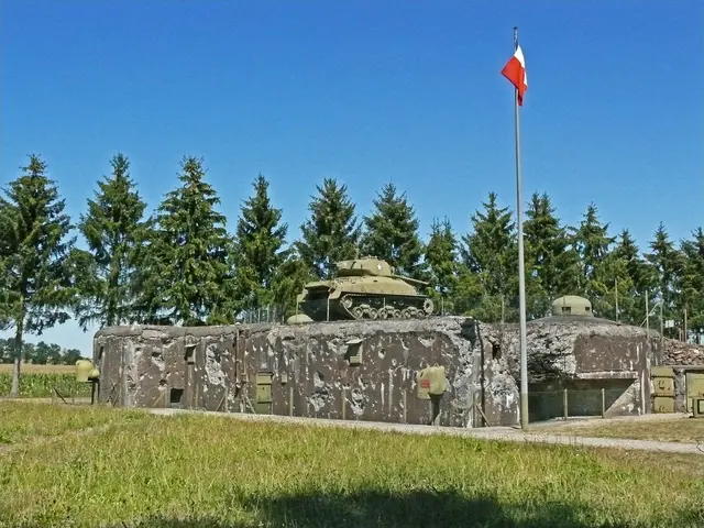 Hier sieht man die Infanterie-Kasematte ESCH. Eine von vielen, die heute noch im Elsass vorhanden sind, und manche von ihnen können besichtigt werden. Zu den Aufgaben dieser Kampfbunker, die mit Geschützen, Maschinengewehren und Granatwerfern sowie Räumen für die Besatzung ausgestattet waren, gehörte die Abwehr feindlicher Einheiten. Die Besatzung der Kasematte ESCH hatte eine Stärke von 20 Mann. Als deutsche Infanterieverbände 1940 in das Elsass eindrangen, wurden diese durch schweres Abwehrfeuer der Infanteriekasematten und der Artilleriewerke aufgehalten. Erst nach dem Waffenstillstand legten die Besatzungen der Maginot-Linie ihre nieder. An der Kasematte ESCH erkennt man noch deutlich die Beschussspuren. 
  | Foto: Alfred Schramm