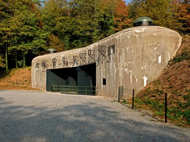 Das Artilleriewerk Schoenenbourg ist neben dem Fort Four à Chaux das zweite Werk, dessen unterirdische Anlagen zu besichtigen sind. Es wurde zwischen 1931 und 1935 erbaut, um den Nordelsass ebenfalls vor einem möglichen Angriff zu schützen, und liegt in 30 Metern Tiefe. Es hatte eine Besatzung vo ca. 590 Soldaten.
Im Fort befinden sich: Die Kaserne mit den Unterkünften, Küche, Lazarett, Waschräume und Kammern für Kleidung und Lebensmittel. Weiterhin ein Kraftwerk für Strom, Wasserversorgung, Hauptbefehlsstand und die Kampfblöcke.
Auf dem Foto sieht man den Eingangsbereich für Besucher:innen zum Fort Schœnenbourg. Es ist  der ehemalige Munitionseingang, Block 7.  | Foto: Alfred Schramm