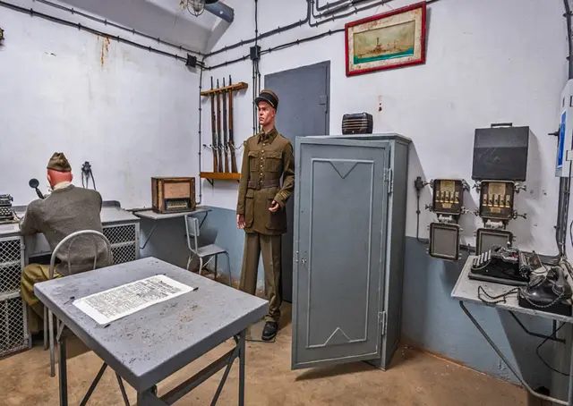 Die unterirdischen Räume der zu besichtigenden Forts wurden so ausgestaltet, dass sich die Besucher:innen in die damalige Zeit zurückversetzt fühlen.   | Foto: FORTE CULTURA