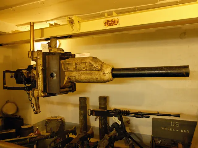 Panzerabwehrgeschütz auf einer Geleitschiene, mit der die Besatzung der Kasematte ESCH die Möglichkeit hatte, entweder dieses Geschütz in die Bunkerscharte einzuführen oder ein Maschinengewehr, je nachdem, ob es sich um die Abwehr von gepanzerten Fahrzeugen oder Infanteriesoldaten handelt. | Foto: Alfred Schramm