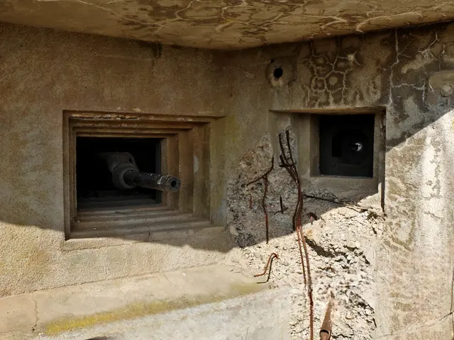 Hier eine Schießscharte mit dem Panzerabwehrgeschütz, daneben eine mit Maschinengewehr. | Foto: Alfred Schramm