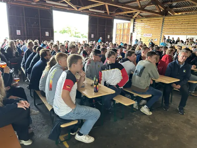 Morgendliches Briefing mit Wetter und Tagesaufgabe