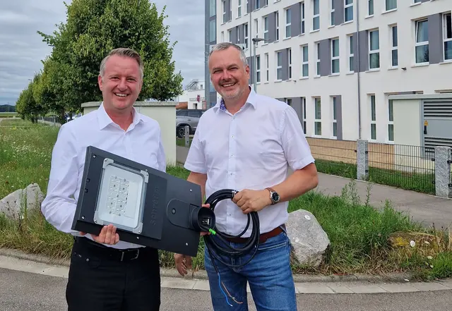 Bürgermeister Pascal Weber (l.) und Kommunalberater Daniel Kalt freuen sich über die nun abgeschlossene Umrüstung der Gemeindebeleuchtung. | Foto: Gemeinde Ringsheim