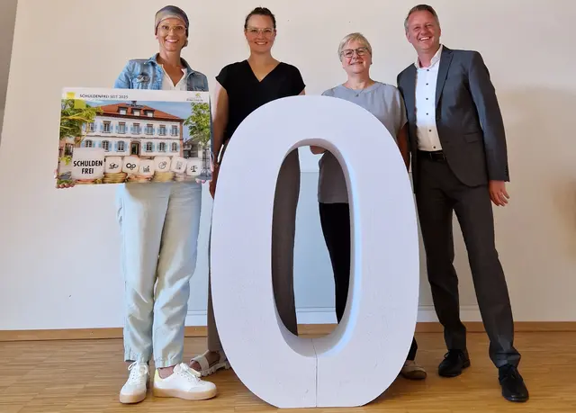 Dorothee Benz, Kämmerei/Gemeindekasse, Regina Buchmiller, Leiterin Kämmerei, Andrea Vogele, Kämmerei und Bürgermeister Pascal Weber freuen sich über die Schuldenfreiheit der Gemeinde. | Foto: Gemeinde Ringsheim