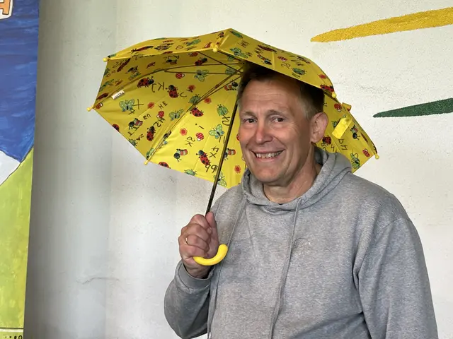 Die Teilnehmer dankten Wettbewerbsleiter Axel Reich mit einem Regenschirm