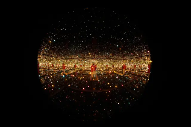 Mit "Lichtgeschwindigkeit" entlang der Ufer des kosmischen Ozeans – Dieses Selfie hat Dan Curticapean mit einem Fischaugenobjektiv stellvertretend aufgenommen in Yayoi Kusama´s "Infinity Mirror Room Fireflies on Water" (Medieninstallation) im Musée des Beaux-Arts de Nancy.  | Foto: Dan Curticapean