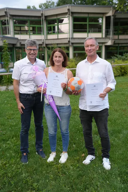 Schulleiter Ralf Meier (l.) verabschiedete Margrit Huber und Michael Discher. | Foto: Grimmelshausenschule Renchen