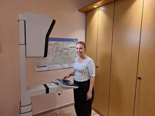 Jeanette Blust vom Bürgerbüro vor dem neuen Fototerminal
| Foto: Stadt Ettenheim