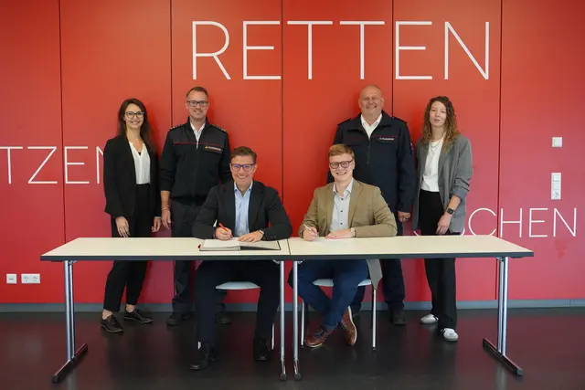 Die Aufnahme zeigt Oberkirchs Oberbürgermeister Gregor Bühler (3. v. l.) gemeinsam mit Fachbereichsleiterin Clarissa Isele (links) und Feuerwehrkommandant Sven Buser (2. v. l.) sowie Willstätts Bürgermeister Tobias Polley (3. v. r.) mit Feuerwehrkommandant Christian Hetzel (2. v. r.) und Sachgebietsleiterin Lisa Lorenzi (rechts). | Foto: Denise Burkart/Stadt Oberkirch