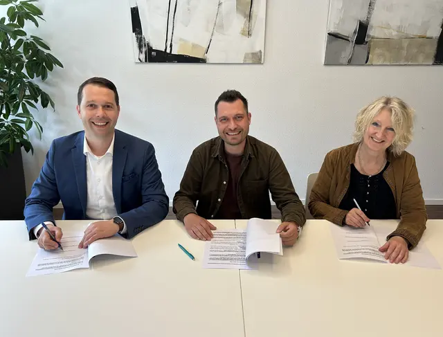 Bürgermeister Marco Gutmann (v. l.), Schulsozialarbeiter Tobias Kollmer und Schulleiterin Angelika Walter bei der Vertragsunterzeichnung | Foto: Gemeinde Schwanau