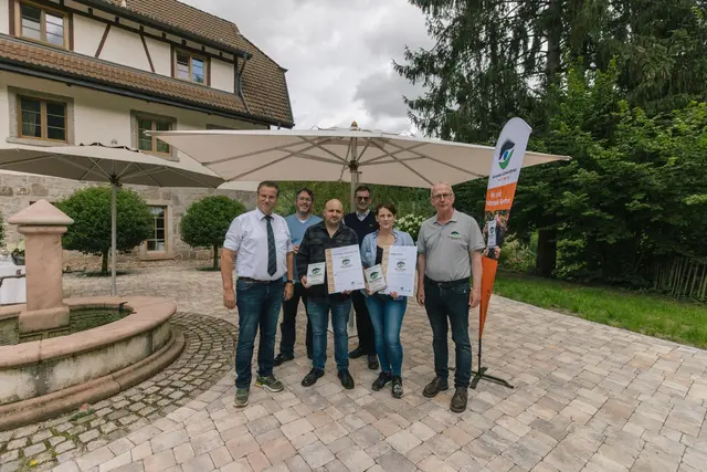 Freuen sich über die Auszeichnung des Hofguts Silva in Oberkirch und der zugehörigen Metzgerei in Gegenbach als Naturpark-Partner: Baden-Württembergs Landwirtschaftsminister Peter Hauk (MdL), der Naturpark-Vorsitzende und Landrat des Landkreises Rastatt Prof. Dr. Christian Dusch, Alexander Ehret und Judith Wohlfarth vom Hofgut Silva, der Erste Landesbeamte des Ortenaukreises Dr. Nikolas Stoermer und der Naturpark-Geschäftsführer Karl-Heinz Dunker (v. l.). | Foto: Johannes Nickel/Naturpark Schwarzwald Mitte/Nord e. V.