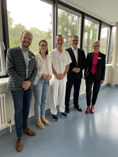 Personaldirektor Constantin Schmidt (v. l.), stellvertretende Personaldirektorin Melanie Angielsky, Personaloberarzt Dr. Marcel Frick, Chefarzt Prof. Dr. Diehl und Vorstandsvorsitzende Claudia Bauer-Rabe freuen sich auf den Start des Pilotprojekts. | Foto: Ortenau Klinikum