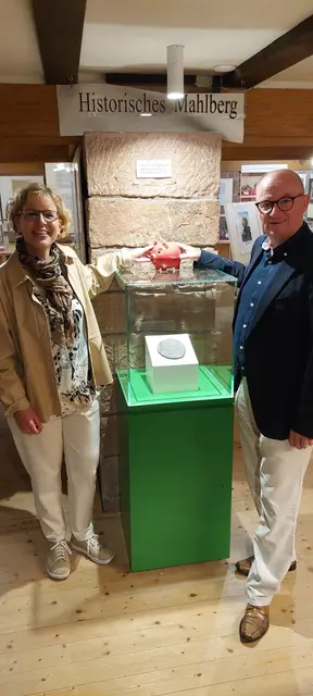 Die Leiterin der Zweigstelle der Sparkasse Offenburg/ Ortenau - Kippenheim, Ulrike Harter, und Bürgermeister Dietmar Benz neben der neuen Vitrine | Foto: Stadt Mahlberg