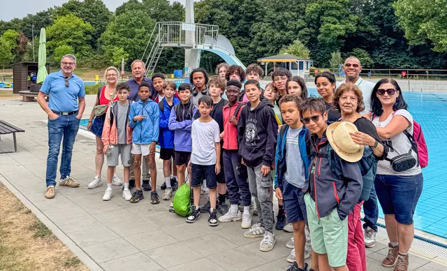 Die Gäste aus Montmorency im Freibad Auenheim mit Oberbürgermeister Wolfram Britz (l.) | Foto: Stadt Kehl