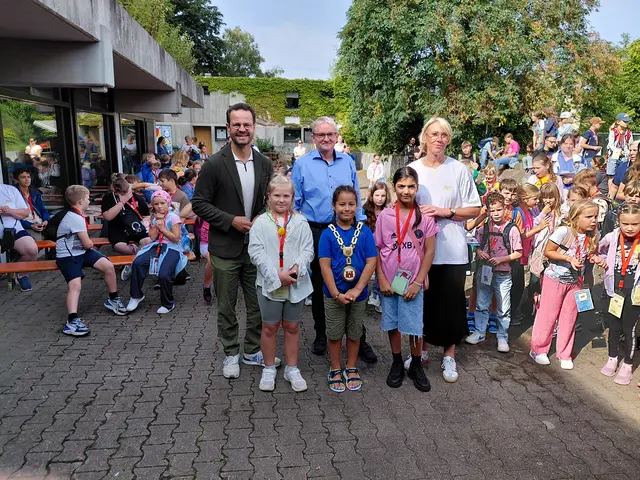 Vanessa Stork (vorne, v. l.), Leo Dechandt und Malia Alter, dahinter stehen (v. l.)Oberbürgermeister Marco Steffens, E-Werk-Vorstand Martin Wenz und Projektleiterin Angelika Leben | Foto: Stadt Offenburg/Christoph Lötsch