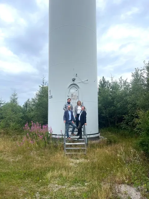 Bürgermeister Meinrad Baumann (v. l.), daneben Thomas Marwein, dahinter rechts Maren Seifert, Landtagskandidatin, sowie Investor Hans Schmelzle | Foto: Wahlkreisbüro Thomas Marwein
