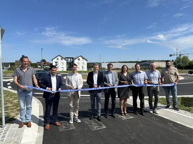 Verkehrsfreigabe des neuen Kreisverkehrs am Ortseingang von Schutterwald: Dietmar Boos, Geschäftsführer Planungsbüro Boos (v. l.), Andreas Heck, Bürgermeister Gemeinde Hohberg, Martin Holschuh, Bürgermeister Gemeinde Schutterwald, Thorsten Erny, Landrat Ortenaukreis, Volker Schebesta, Staatssekretär, MdL CDU, Maren Seifert, stellvertretende Fraktionsvorsitzende Grüne im Kreistag, Thomas Marwein MdL, Grüne, Roland Gäßler, Leiter Straßenbauamt Ortenaukreis, und Nikolas Knäble, Niederlassungsleiter Baufirma Swietelsky | Foto: Laura Kirschniok/LRA