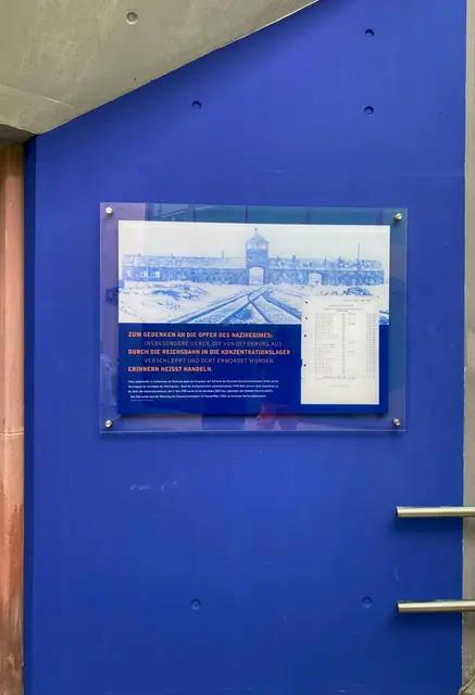 Eine neue Gedenktafel erinnert an die Opfer des Nationalsozialismus an der Südunterführung des Offenburger Bahnhofs. | Foto: Reinbold/Stadt Offenburg