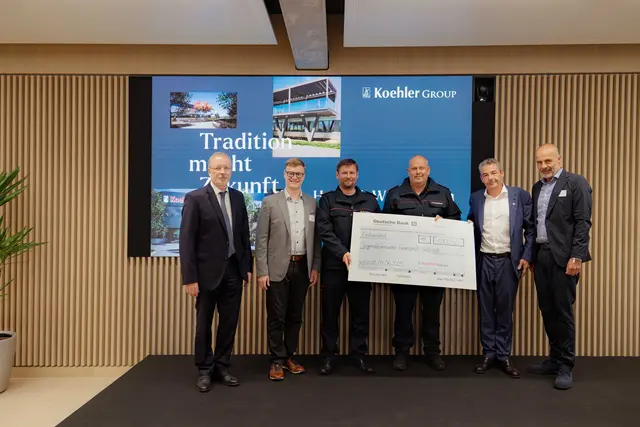 Übergabe des Spendenschecks an die Jugendfeuerwehr Willstätt: Frank Lendowski (v. l.), Vo-stand Finanzen und Verwaltung Koehler-Gruppe, Tobias Polley, Bürgermeister Gemeinde Willstätt, Tobias Hirsch, Jugendwart Feuerwehr Willstätt, Christian Hetzel, Kommandant Feuerwehr Willstätt, Kai Furler, Vorstandsvorsitzender Koehler-Gruppe und Dr. Stefan Karrer, Vorstand Technik der Koehler-Gruppe  | Foto: Koehler Group 