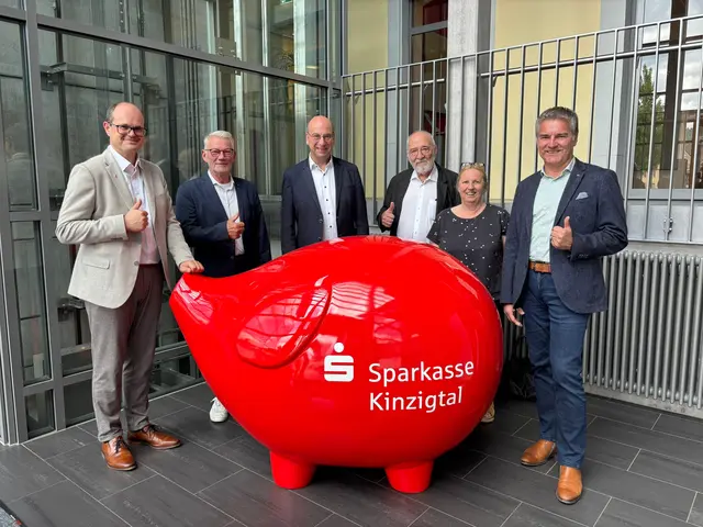 Von links: Sebastian Lebek, Karl Burger, Vorstandsvorsitzender Lebenshilfe, Martin Seidel, Wolfgang Ruthinger, Vorsitzender Familien- und Seniorenbüro, Christine Weygoldt-Barth, Geschäftsführerin Familien- und Seniorenbüro, Martin Schmid, Geschäftsführer Lebenshilfe | Foto: Sparkasse Kinzigtal