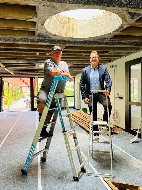 Hausmeister Thomas Arndt (v. l.) gemeinsam mit Bürgermeister Stefan Hattenbach
| Foto: Gemeinde Kappelrodeck/Jasmin Liebich