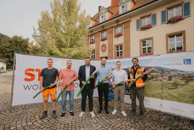 Von links: Andy Rieckert, Polier, Strabag, Klaus Bischoff, Technischer Gruppenleiter, Strabag, Bürgermeister Matthias Bauernfeind, Carsten Herr, Bereichsleitung Technik Netze, Breitband Ortenau, Philip Pautsch, Projektmanager, Breitband Ortenau, und Johannes Lelek, Bauleiter, Strabag
| Foto: Maxi Höck