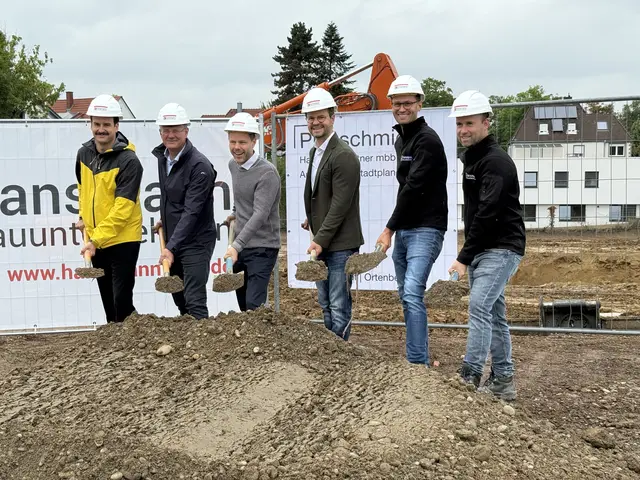 patenstich für drei Mehrfamilienhäuser auf dem Kirschareal in Offenburg: Tobias Berg, Planschmiede Hansert (v. l.), Baubürgermeister Oliver Martini, Bauherr Jochen Kopitzke, Firma Kirsch, Oberbürgermeister Marco Steffens, Jonathan Hansmann und Jonas Walter, beide Baufirma Hansmann | Foto: Kirsch Areale