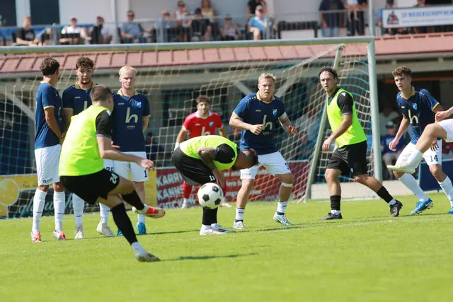 Felix Weingart (Mitte) und sein Team mussten im Pokalspiel gegen den FV Würmersheim die Segel streichen. | Foto: Fissler
