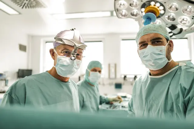 Priv.-Doz. Dr. Jörg Simon (l.) mit seinem Team im Operationssaal: Knapp ein Viertel aller bösartigen Krebserkrankungen beim Mann entstehen in der Prostata.  | Foto: Ortenau Klinikum