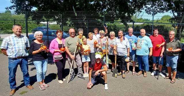 Tomatengärtner präsentieren ihre erfolgreiche Ernte mit Ortsvorsteher Klaus Dorner (links). | Foto: Stadt Lahr
