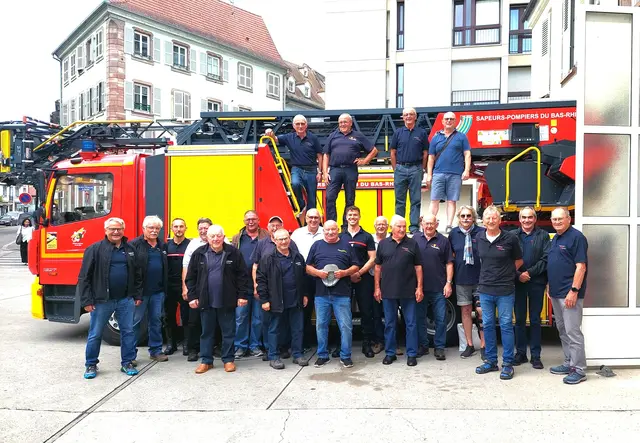 Alterskameraden der Feuerwehr Willstätt besuchten die Feuerwehrwache am Quai Finkwiller in Straßburg. Das Foto zeigt sie gemeinsam mit ihren französischen Kollegen. | Foto: privat/Joachim Halm