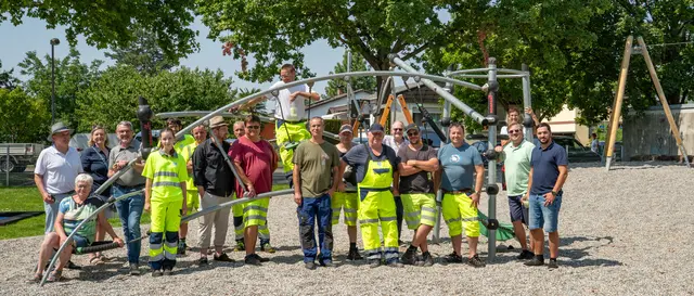 Der Spielplatz Im Löhl in Kehl-Marlen wurde am Dienstag wieder eröffnet. Mit dabei waren die Mitarbeiter des Betriebshofs, Ortsvorsteher Heinz Rith (l.), Oberbürgermeister Wolfram Britz (4. v. l.), Vertreter des Ortschaftsrats und Amir Gidaui von der Stadt Kehl (r.) | Foto: Stadt Kehl