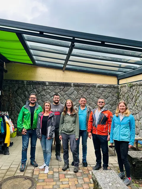 Bürgermeister Stefan Hattenbach (v. l.), Stefanie Trautmann (stellvertretende Leitung des KiFaZ Sankt Josef), Manuel Zink (Bauamt Gemeinde). Barbara Schmälzle (Erzieherin Waldkindergarten) Oliver-Björn Bäuerle (Architekturbüro Bäuerle), Stefan Lamm (Architekturbüro Bäuerle) und Anna-Lena Benz (Erzieherin Waldkindergarten) | Foto: Jasmin Liebich/Gemeinde Kappelrodeck
