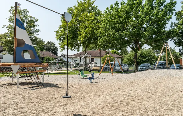 Ein Trampolin, eine Schaukel, eine Pferdewippe und ein Katamaran ergänzen nun das Klettergerüst und die Seilbahn auf dem Spielplatz. | Foto: Stadt Kehl