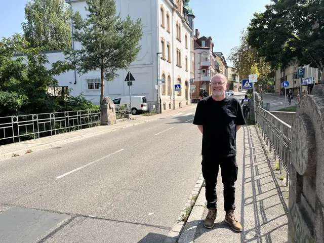 Joachim Steck, Stadt Offenburg, stellt den Abriss und Neubau der Mühlbachbrücke vor. | Foto: gro