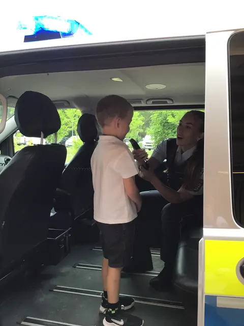 Kleine Entdecker treffen auf große Helfer – Polizeibesuch in der Kita Bürgerpark. | Foto: Stadt Lahr