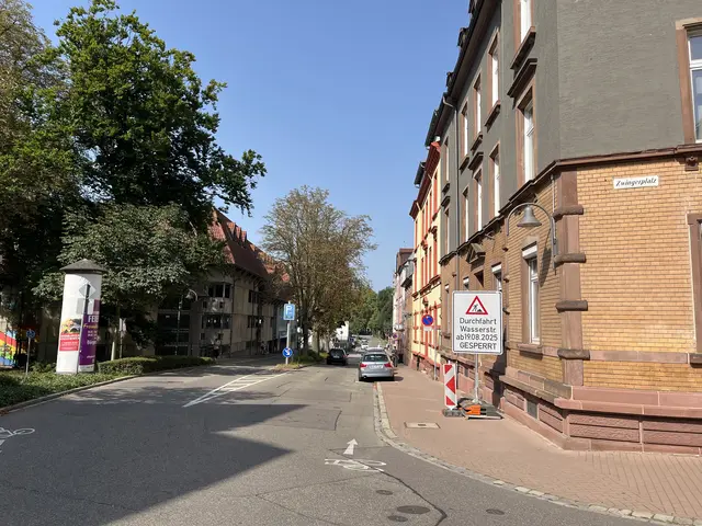 Die ersten Schilder, die die Sperrung ankündigen, stehen bereits. | Foto: gro