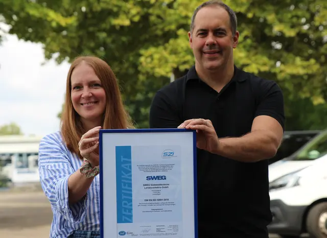 Die SWEG-Energiemanager Eva Kouprizas und Lukas Schübert zeigen das Zertifikat, das die SWEG für ihr neu eingeführtes Energiemanagementsystem erhalten hat.“ | Foto: SWEG