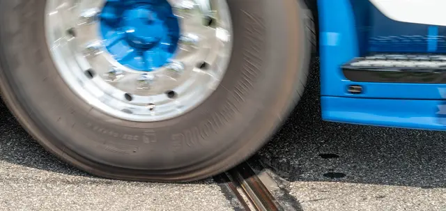 Im Bereich der Gleise ist der Asphalt aufgerissen. | Foto: Stadt Kehl