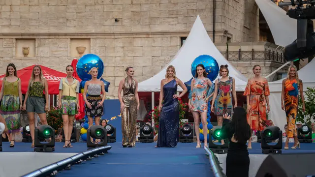 Die Models präsentierten Kleidung aus fünf Jahrzehnten - unter anderem mit Europa-Park Thematisierung. | Foto: Europa-Park