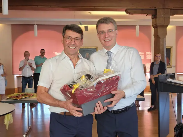 Landrat Thorsten Erny (r.) gratuliert Bruno Metz zu seinem 50-jährigen Dienstjubiläum. | Foto: Stadt Ettenheim