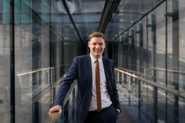 Der CDU-Bundestagsabgeordnete Yannick Bury informiert sich bei der KfW-Bankengruppe  | Foto: Yannick Bury